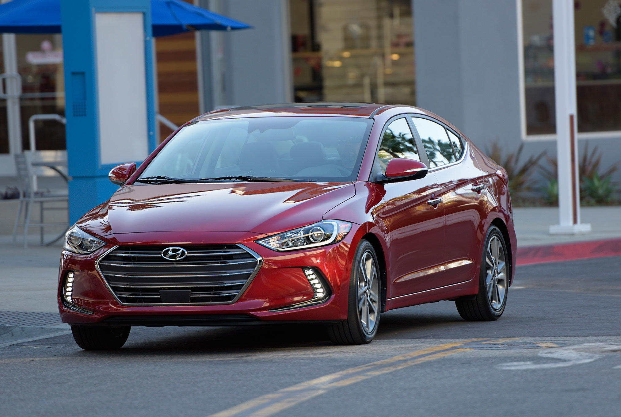 nhung-ly-do-nen-chon-hyundai-elantra-2017-1-8kjwbjvqnw