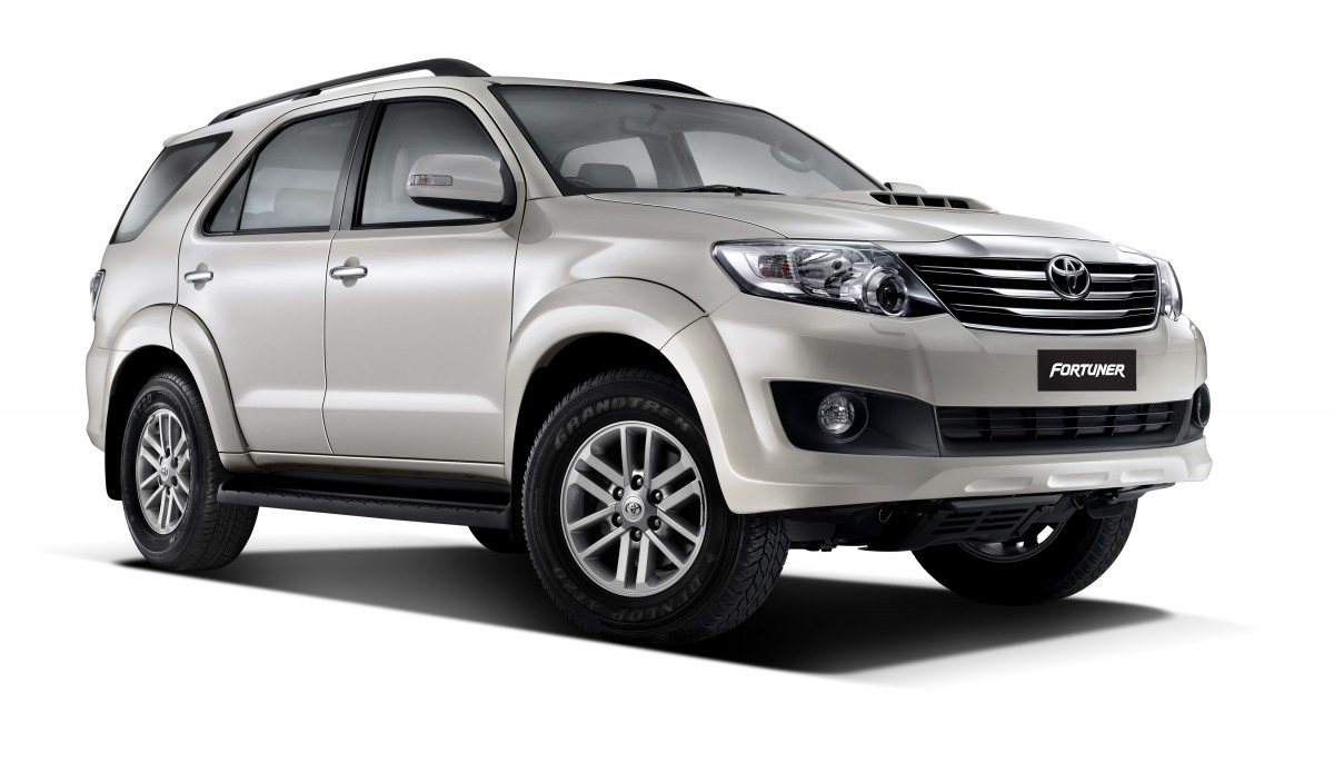 so-sanh-xe-hyundai-santafe-vs-toyota-fortuner-2017-02-6r2qq0tidq