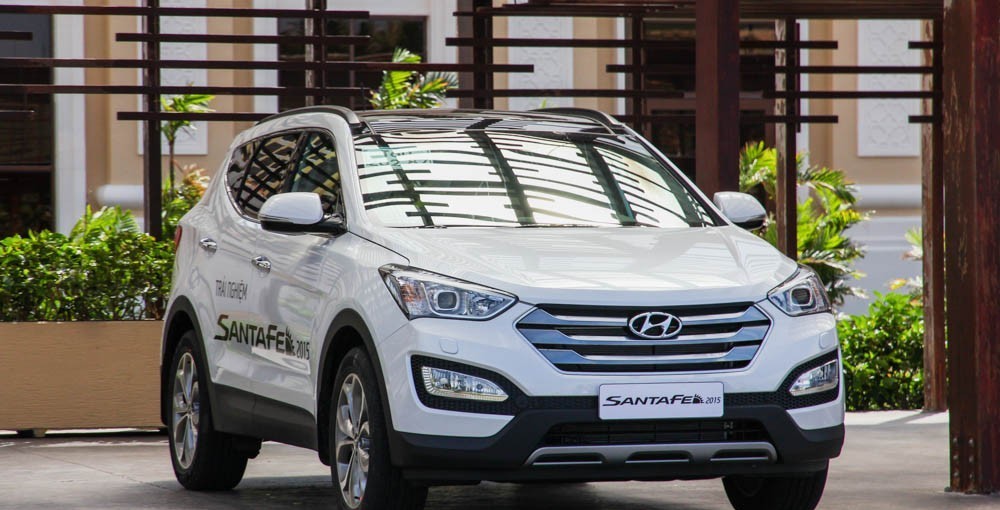 so-sanh-xe-hyundai-santafe-vs-toyota-fortuner-2017-03-4r2tfqe2ym